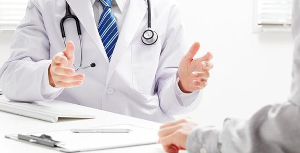 医者が話している様子