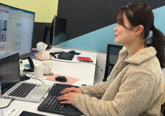 PC作業をする女性