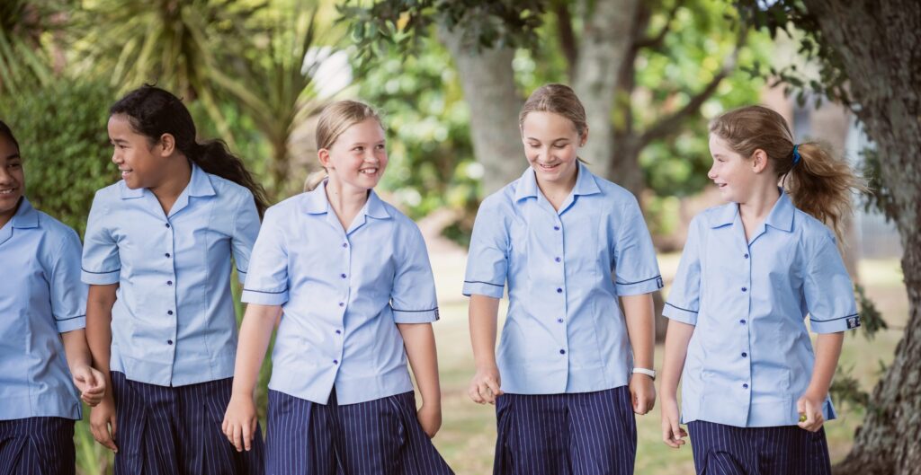 Carmel College (カーメルカレッジ) の制服姿の生徒