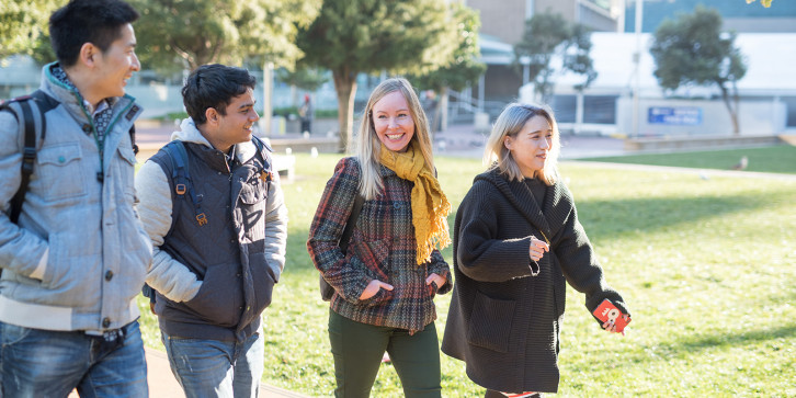 Otago Polytechnic (オタゴポリテクニック) で歩く学生