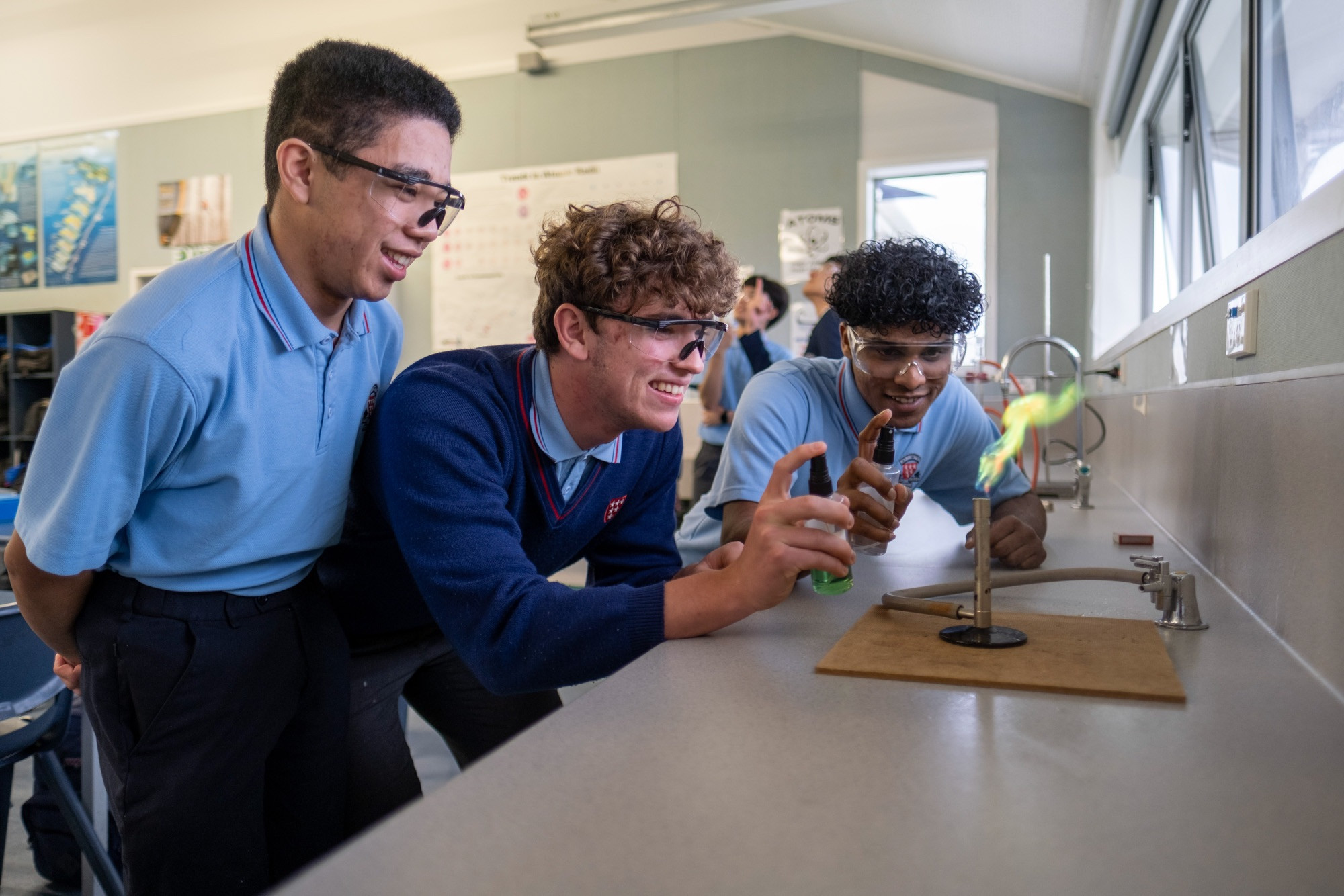 Rosmini College (ロスミニカレッジ) の実験中の生徒