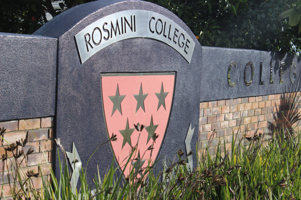 Rosmini College (ロスミニカレッジ) のサイン