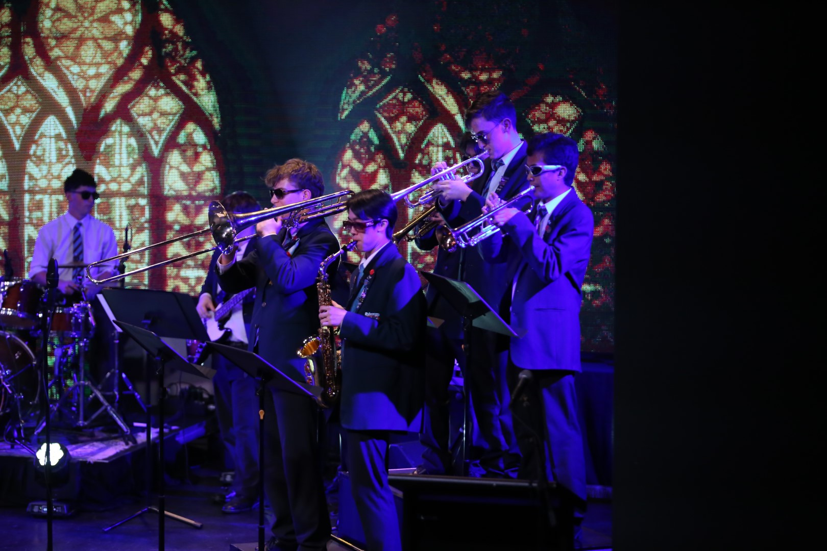 Sacred Heart College (セイクレッドハートカレッジ) で演奏する生徒