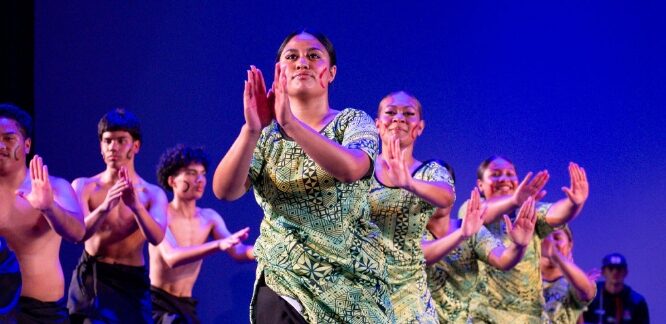 Burnside High School (バーンサイドハイスクール) のパフォーマンスをする生徒