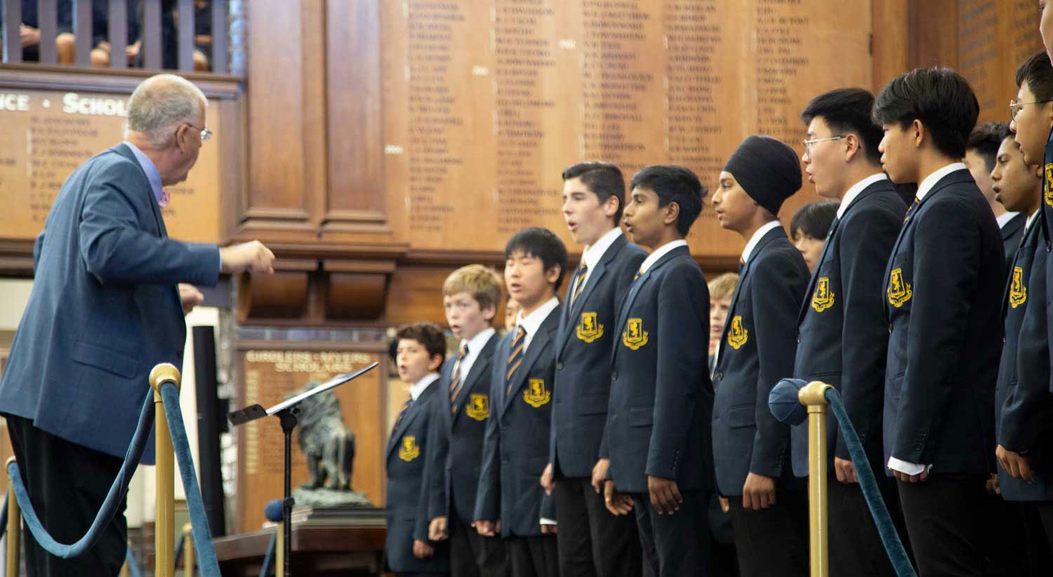 Auckland Grammar School (オークランドグラマースクール) で合唱する生徒