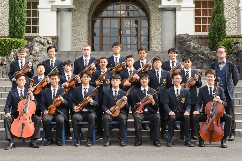 Auckland Grammar School (オークランドグラマースクール) で楽器を持つ生徒
