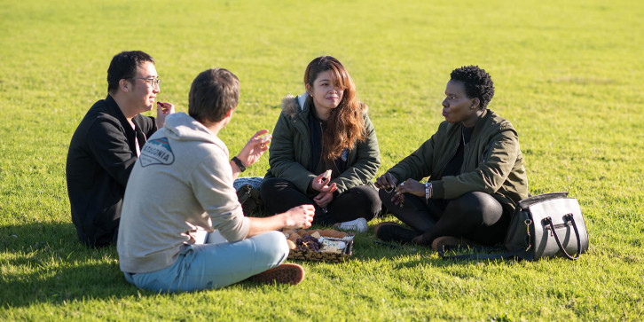 Otago Polytechnic (オタゴポリテクニック) の芝生で休む学生