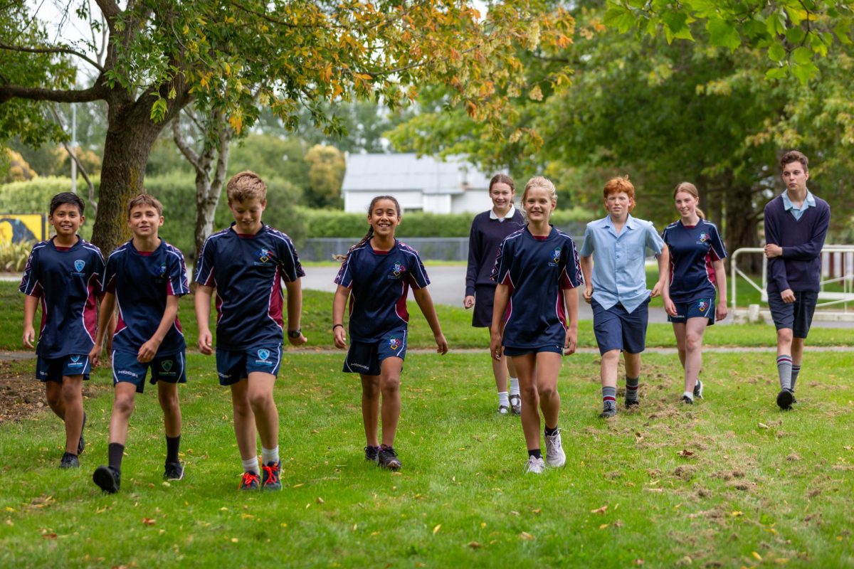 Ellesmere College (エルズミアカレッジ) の歩く生徒