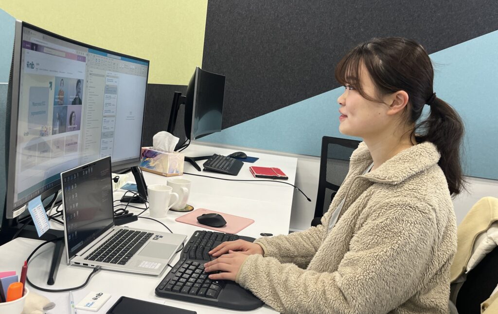 デスクワークをするインターン生
