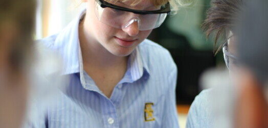 Epsom Girls Grammar School (エプソムガールズグラマースクール) 実験する生徒