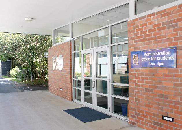 Epsom Girls Grammar School (エプソムガールズグラマースクール) 入り口