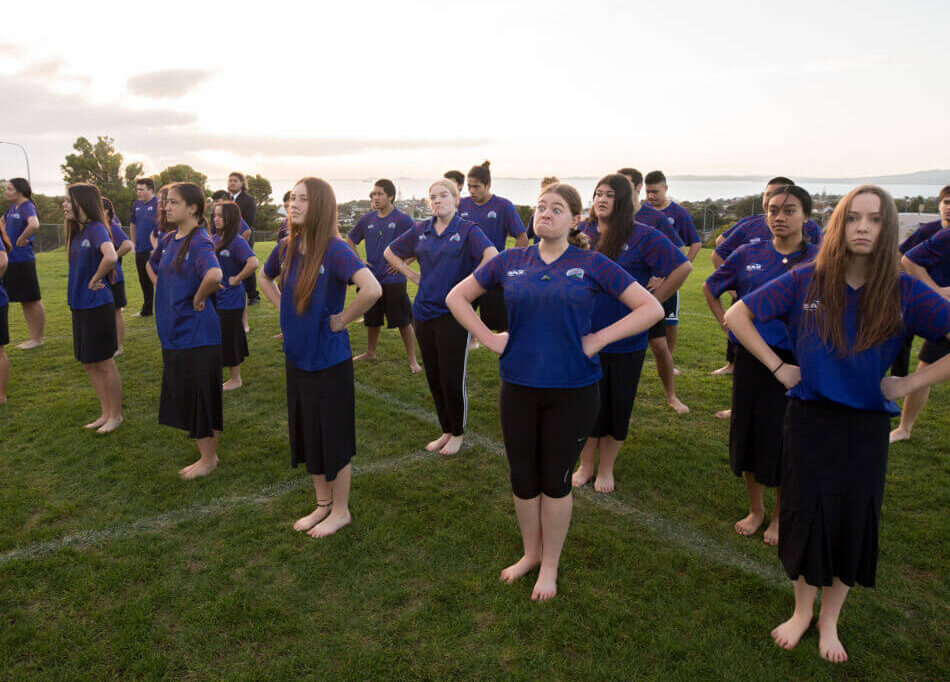 Rangitoto College (ランギトトカレッジ) の生徒が体操をする様子