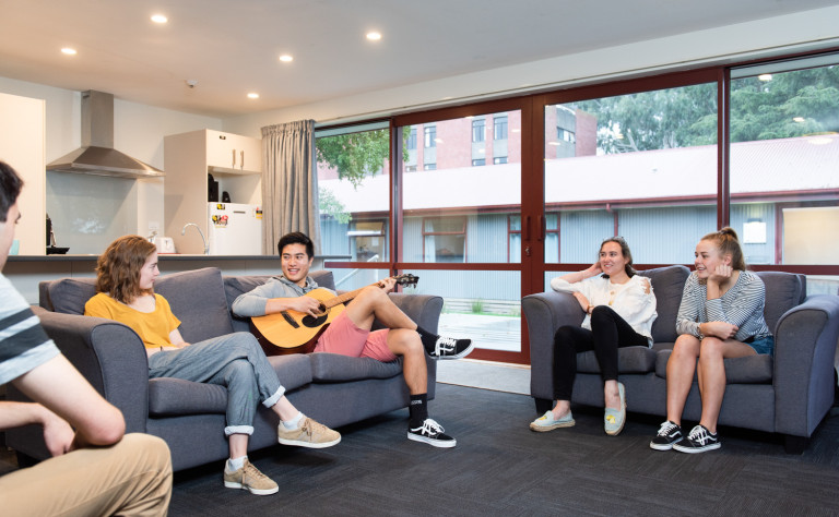 Lincoln University (リンカーン大学) で休む学生