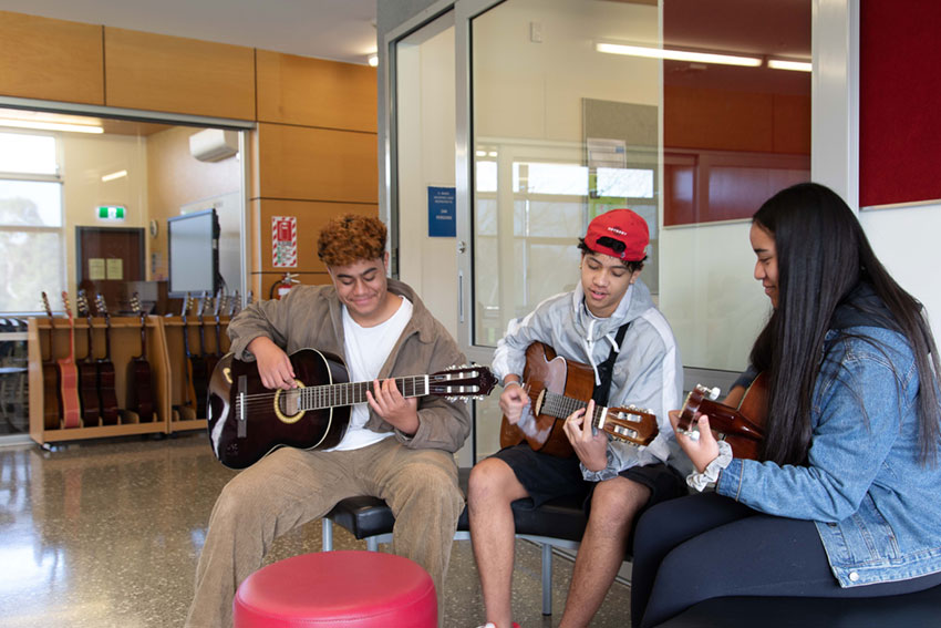 Western Springs College (ウェスタンスプリングスカレッジ) の生徒が楽器を弾く様子