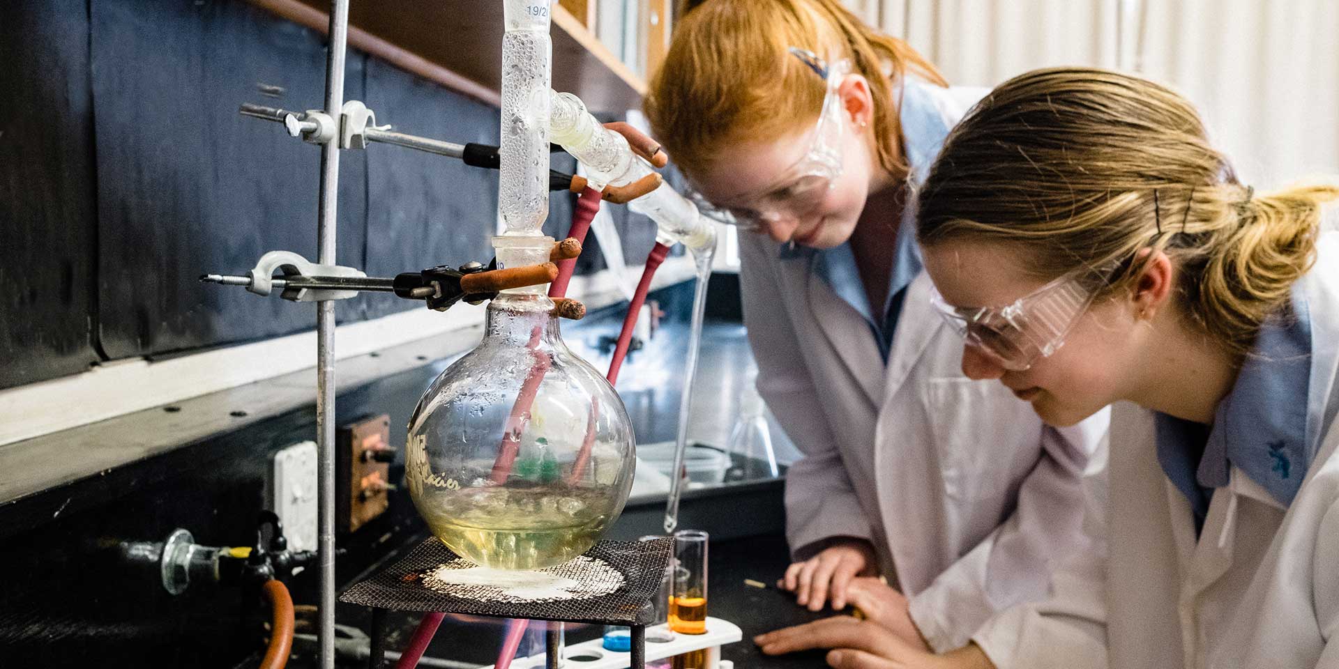 Mount Albert Grammar School (マウントアルバートグラマースクール) で実験をする生徒