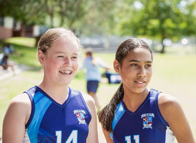 Carmel College (カーメルカレッジ) の運動する生徒