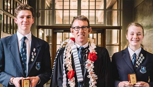 Mount Albert Grammar School (マウントアルバートグラマースクール) で受賞する生徒