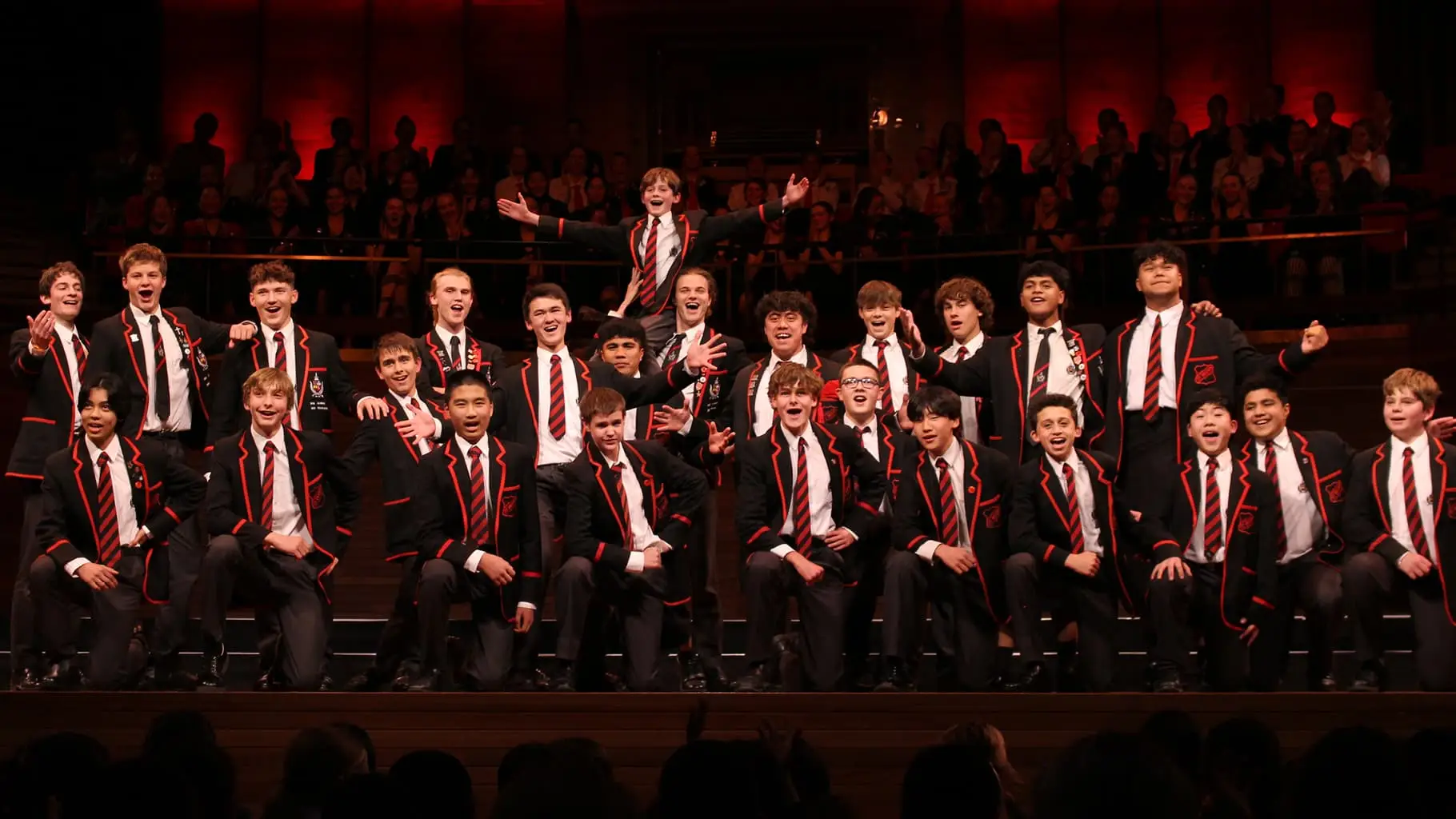 St Bede's College (セントビーズカレッジ) の合唱する生徒