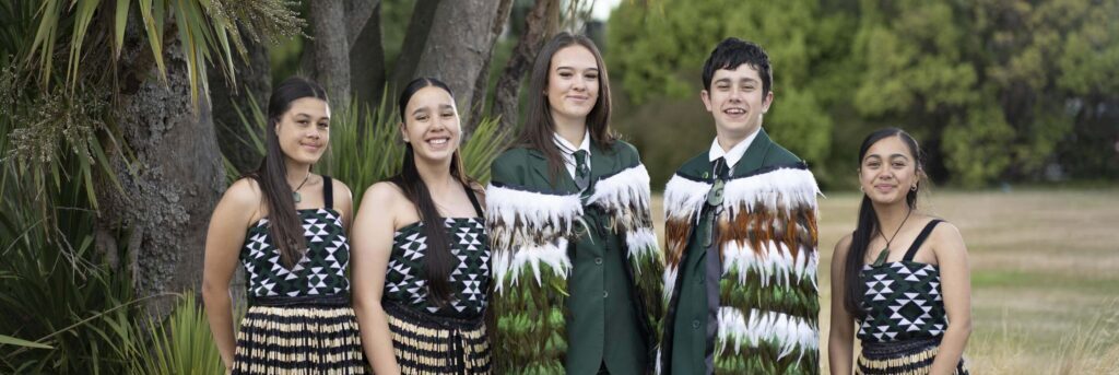 Burnside High School (バーンサイドハイスクール) の衣装を着る生徒