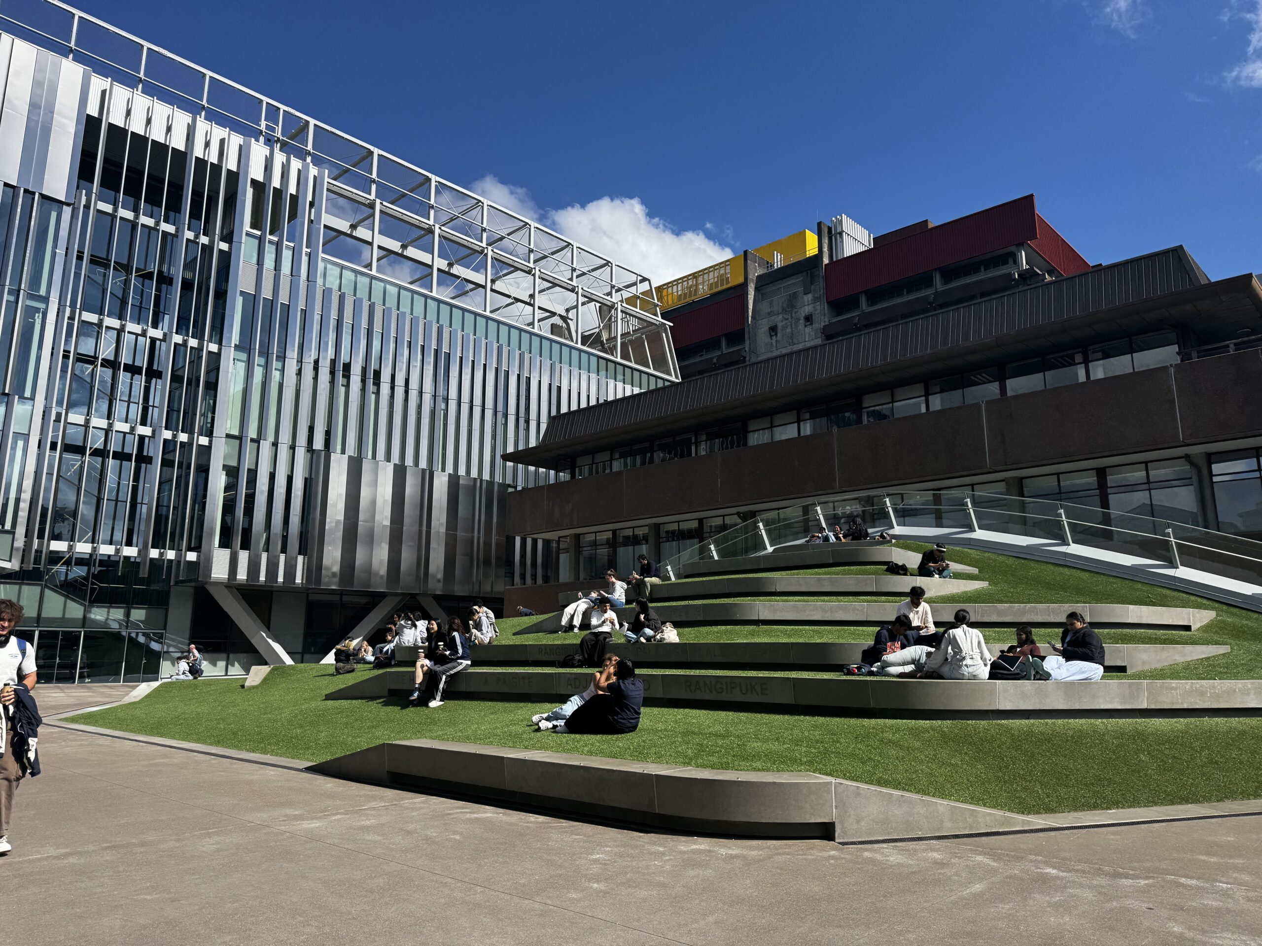 オークランド大学の建物と芝生