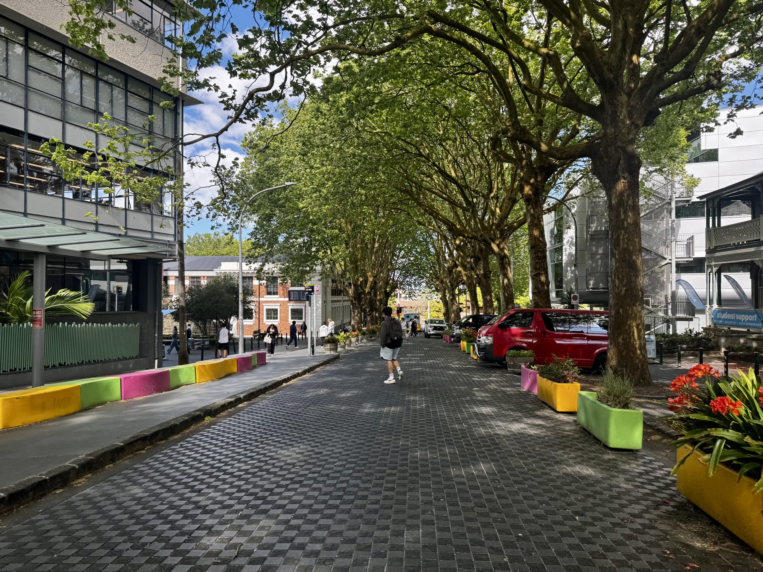 オークランド大学の外の通路