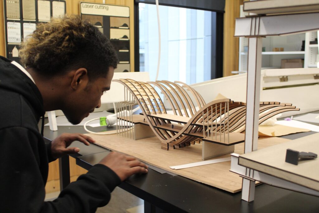 Ara Institute of Canterbury (アラ・インスティテュート・オブ・カンタベリー) の模型を見る学生