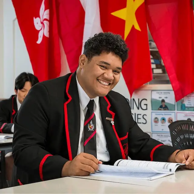 St Bede's College (セントビーズカレッジ) の生徒が本を読む様子