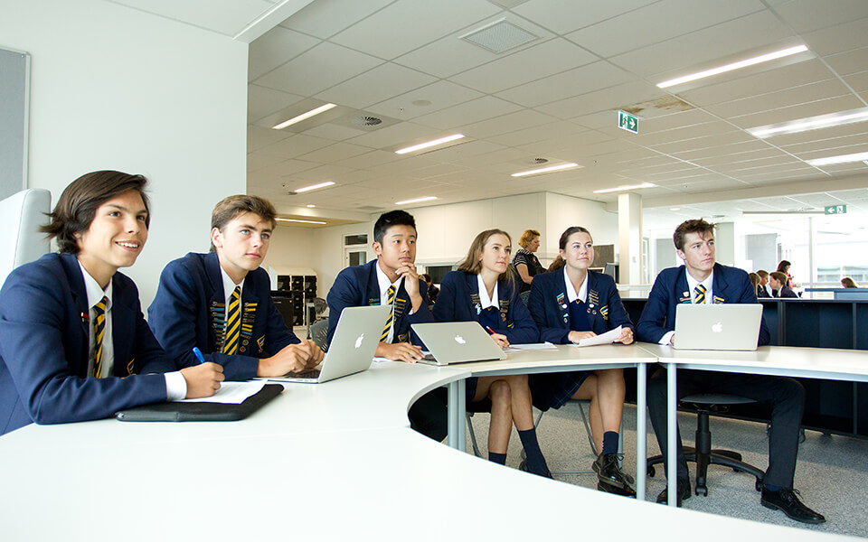 Wakatipu High School (ワカティプハイスクール) のパソコン室の生徒