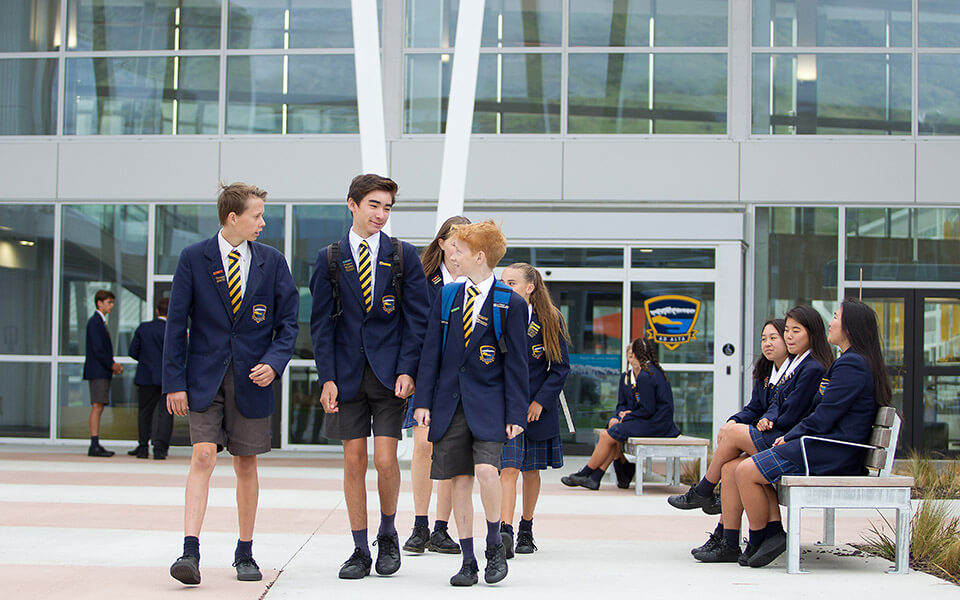 Wakatipu High School (ワカティプハイスクール) の歩く生徒