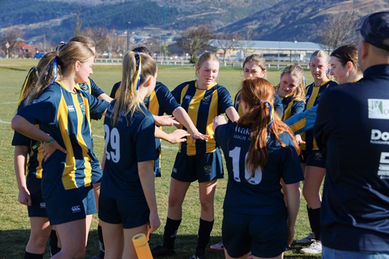 Wakatipu High School (ワカティプハイスクール) の運動中の生徒