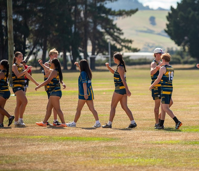 Wakatipu High School (ワカティプハイスクール) のスポーツをする生徒
