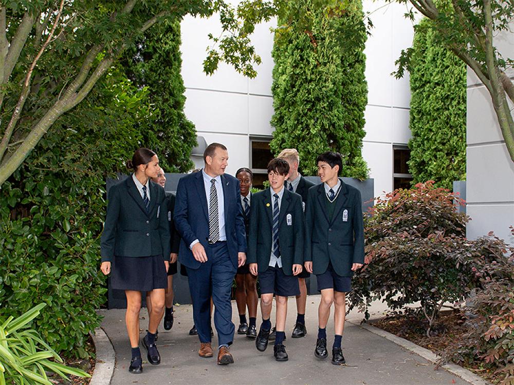 Burnside High School (バーンサイドハイスクール) の歩く生徒