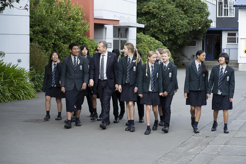 Burnside High School (バーンサイドハイスクール) の歩く生徒