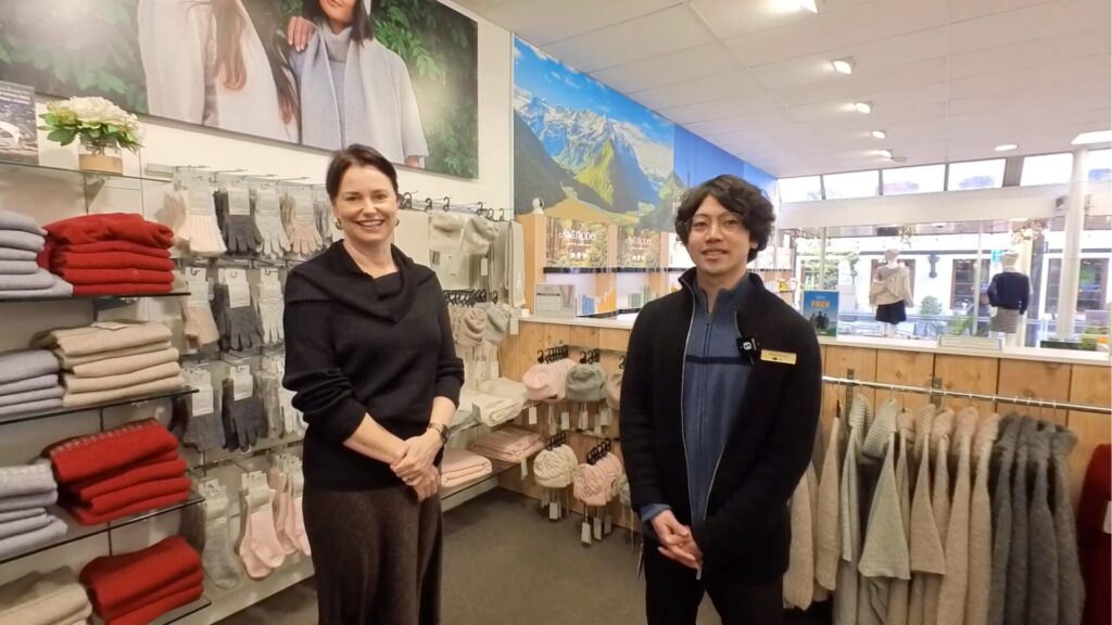 店内のginaとkさんの様子