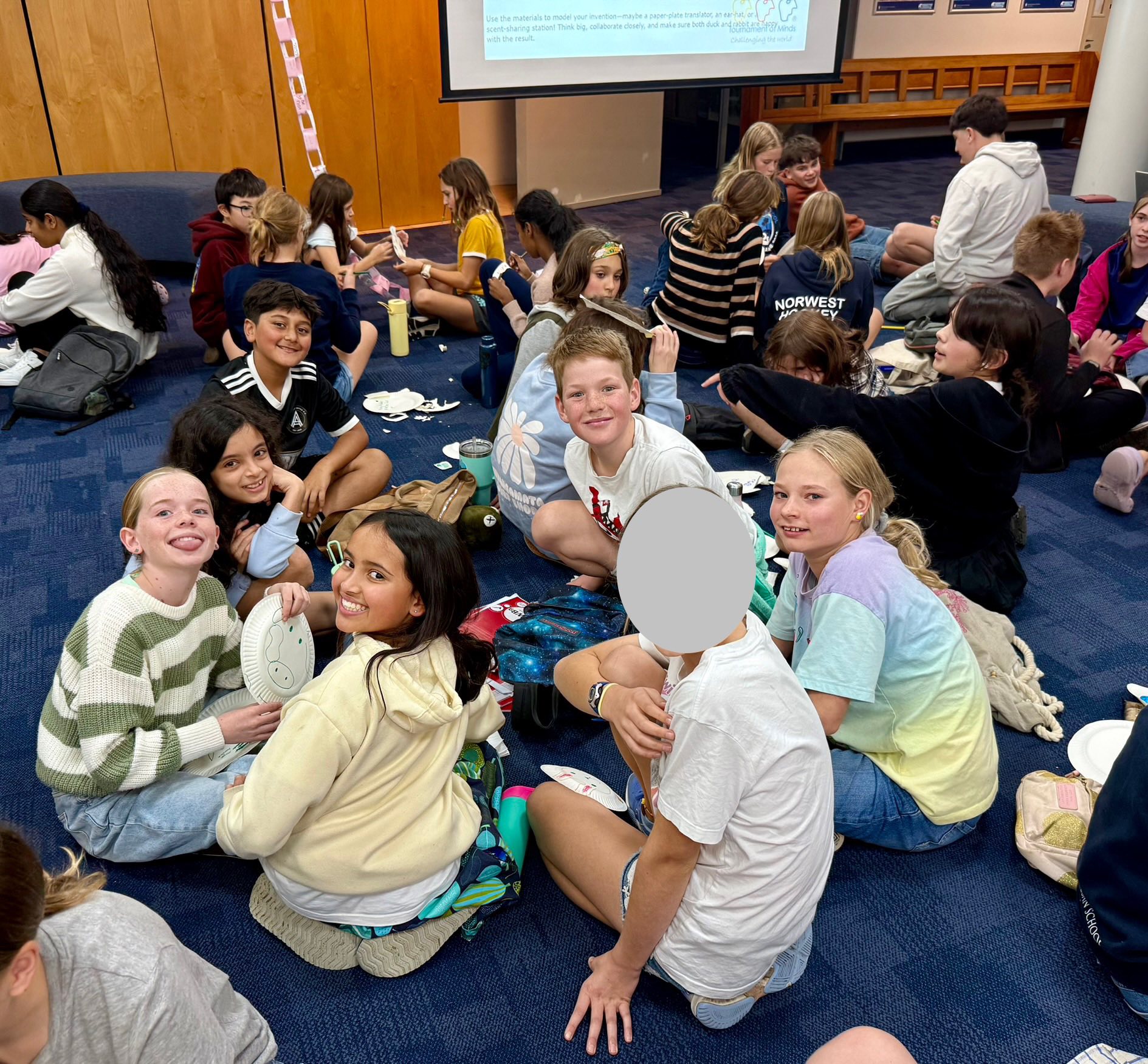 Edendale Primary School-の床に座る生徒