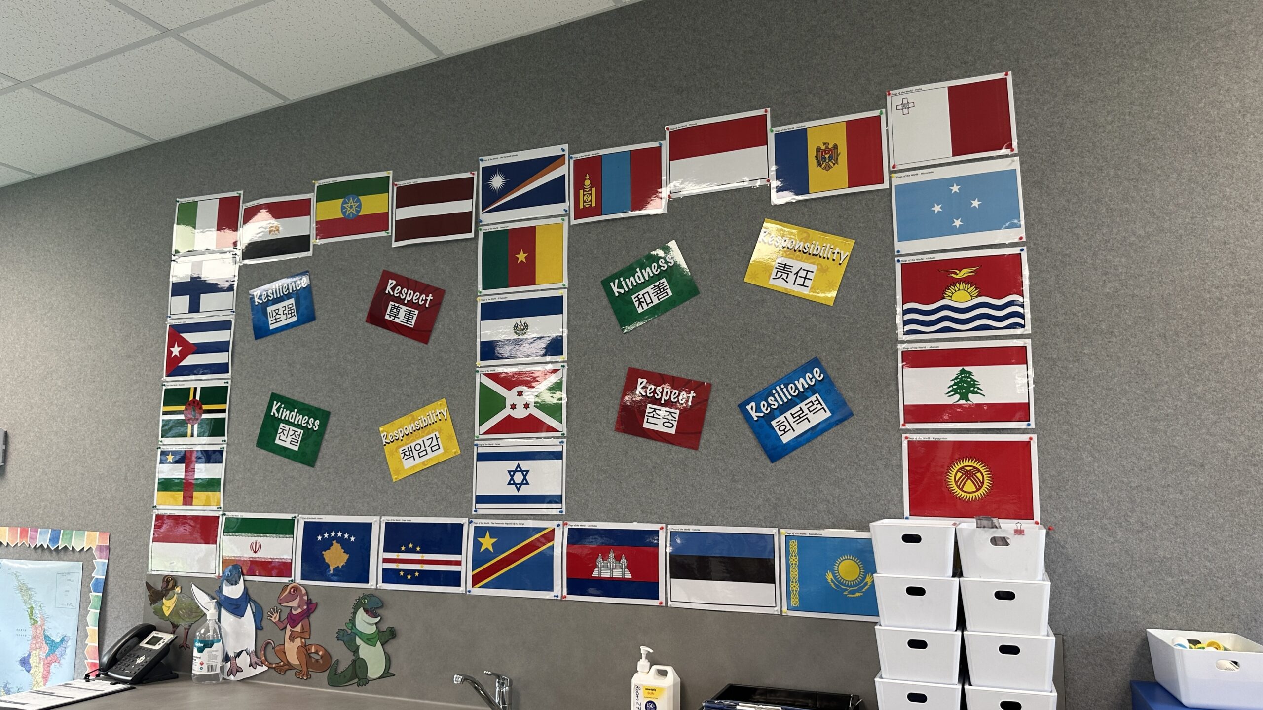 Gulf Harbour School (ガルフハーバー・スクール)の国旗の壁