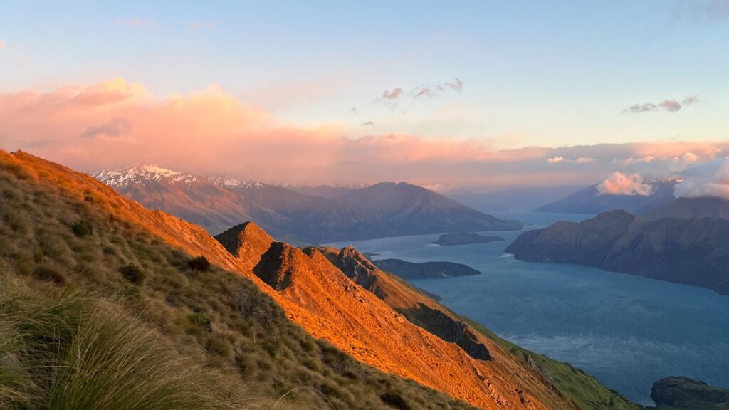 夕焼けの山