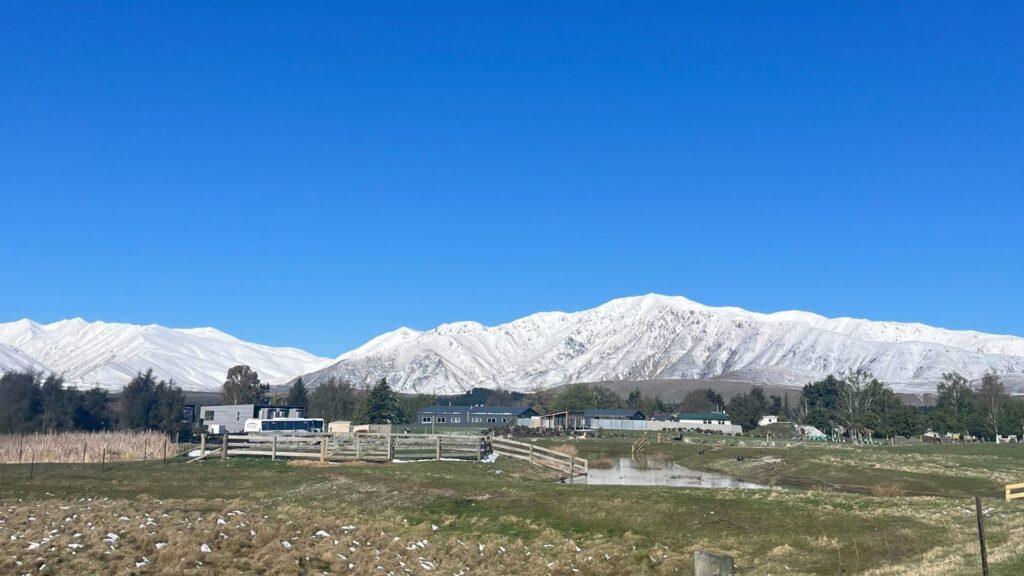 雪が積もる山