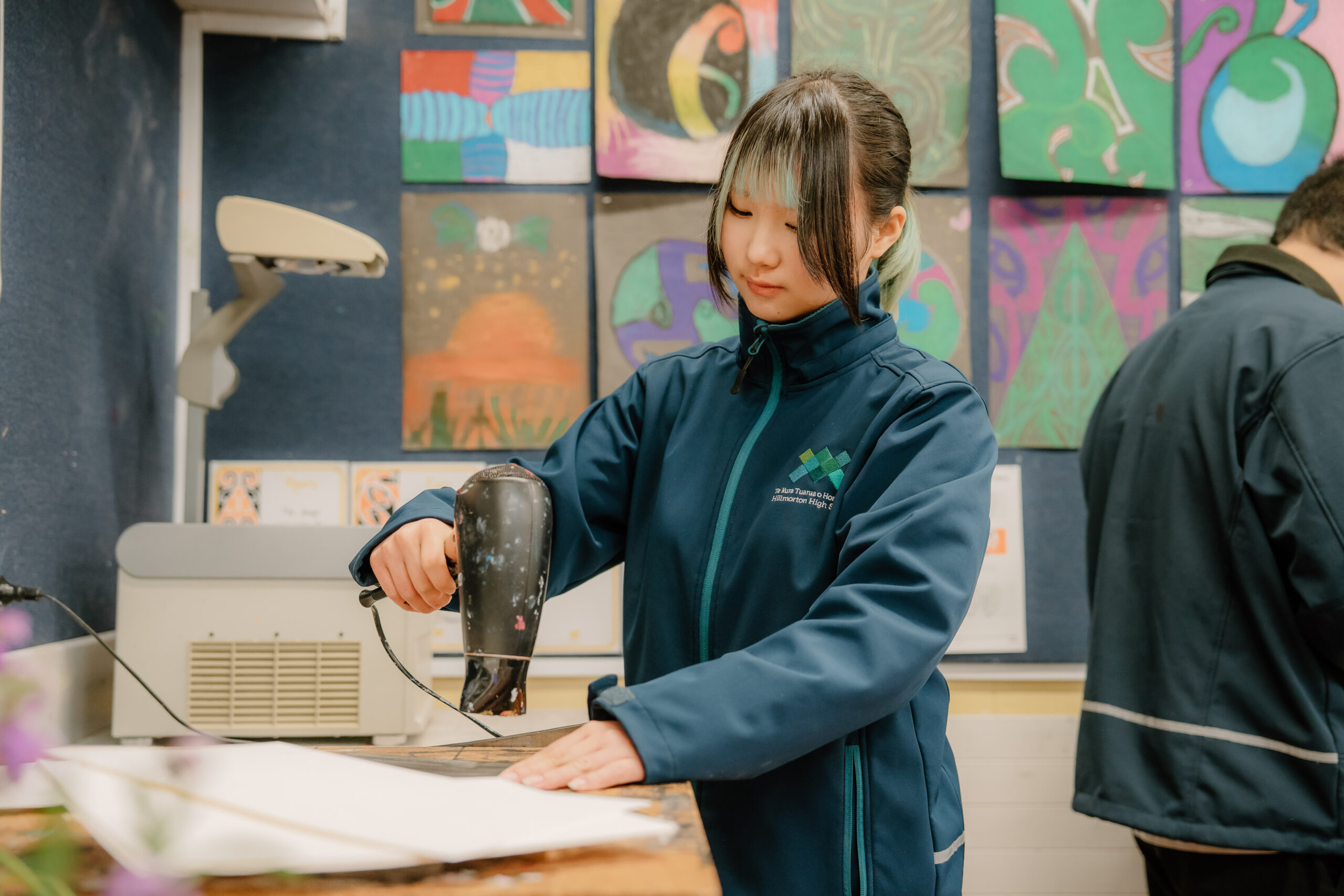 Hillmorton High Schoolで作業をする生徒