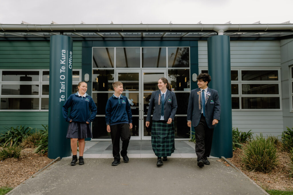 HillmortonHighSchoolの校舎と生徒