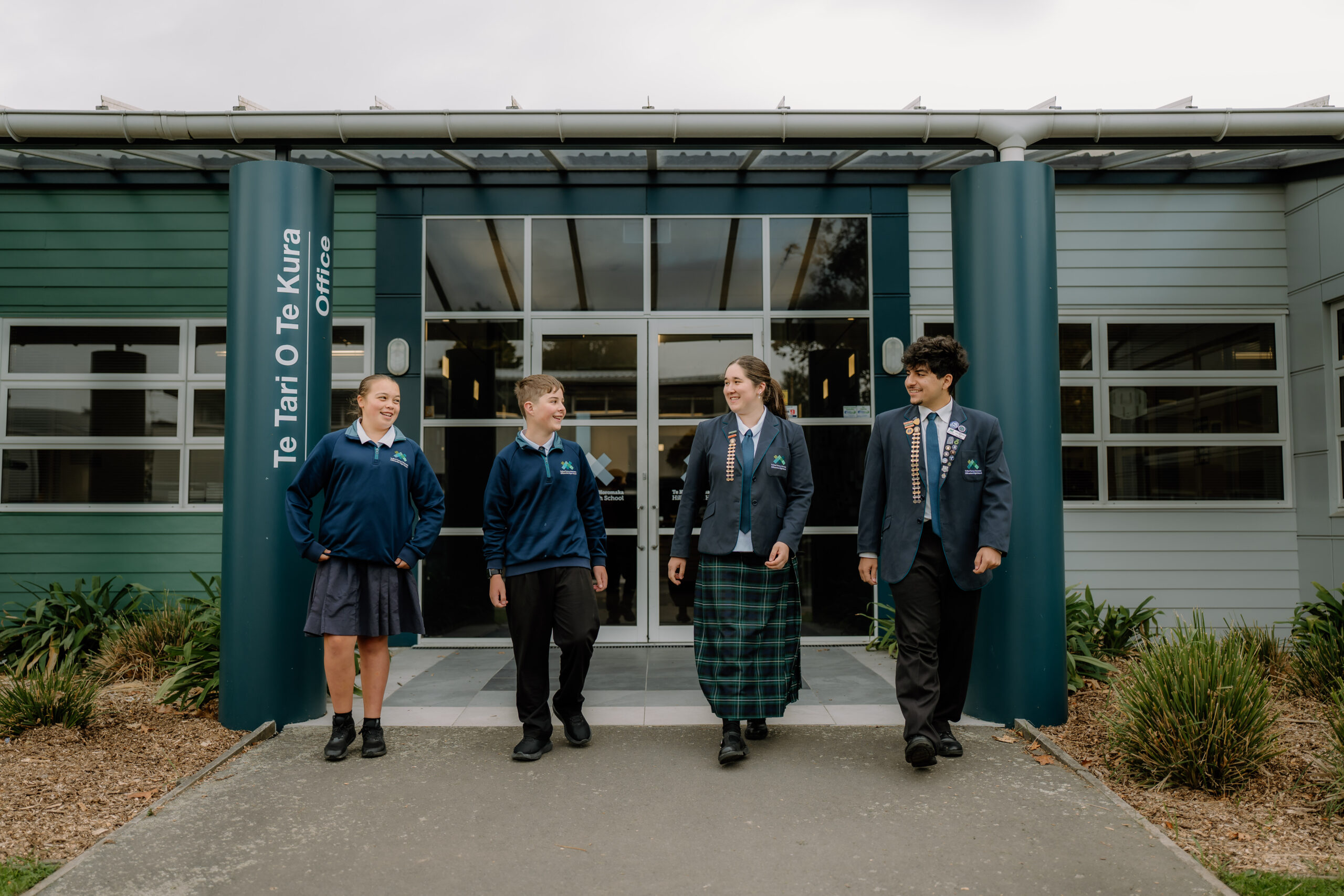 HillmortonHighSchoolの校舎と生徒