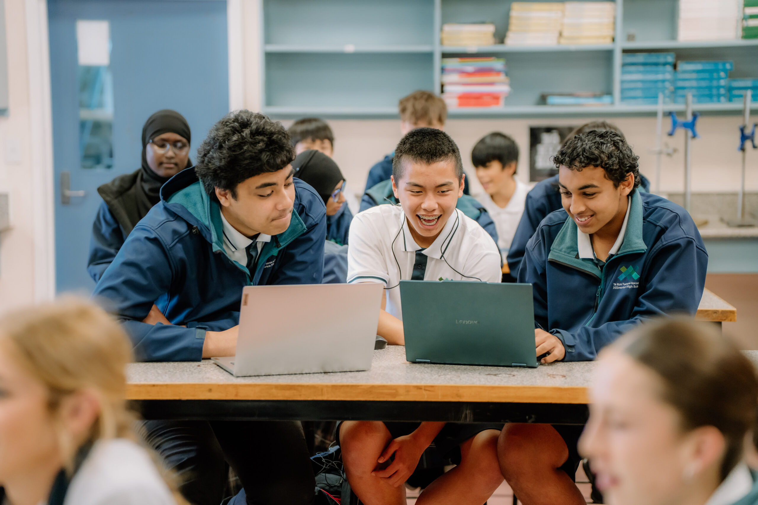 HillmortonHighSchoolでパソコンを開く生徒