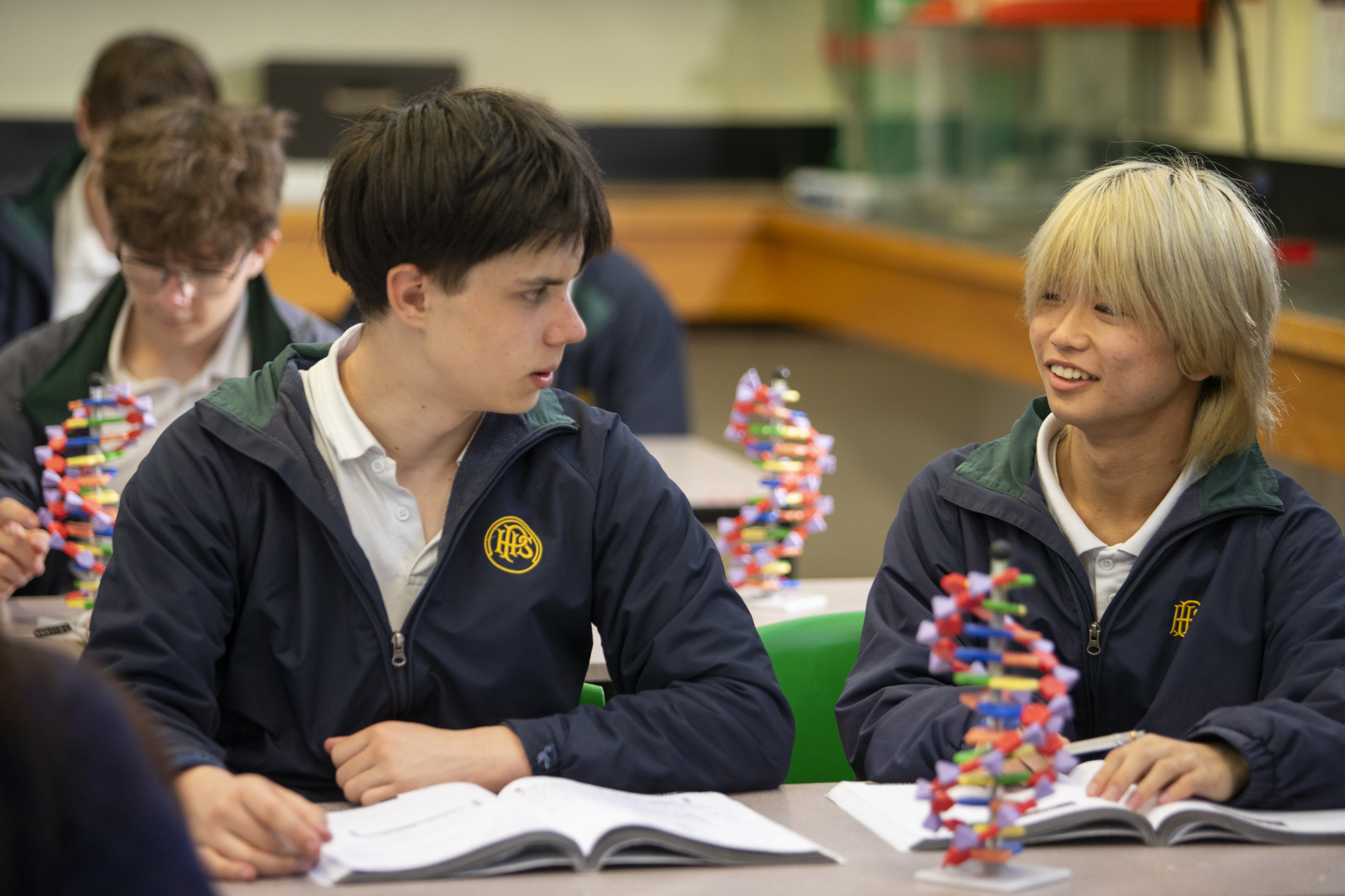 Papanui High School（パパヌイ ハイスクール）の生徒が模型を見る様子