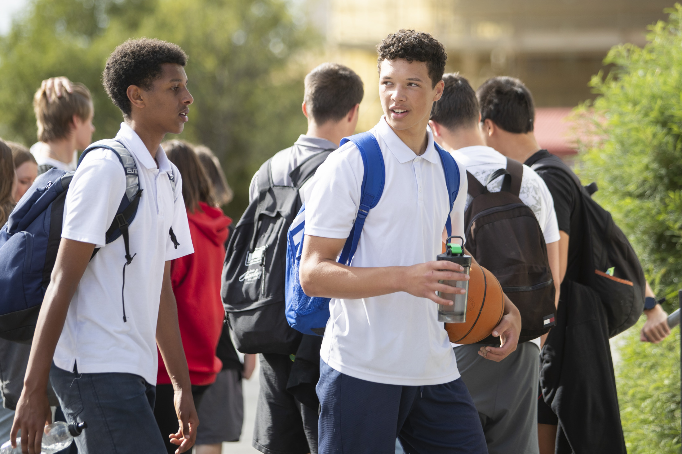 Papanui High School（パパヌイ ハイスクール）の生徒が歩く様子