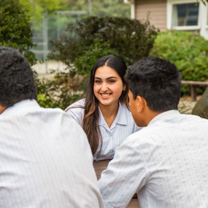 Riccarton High Schoolの会話をする生徒