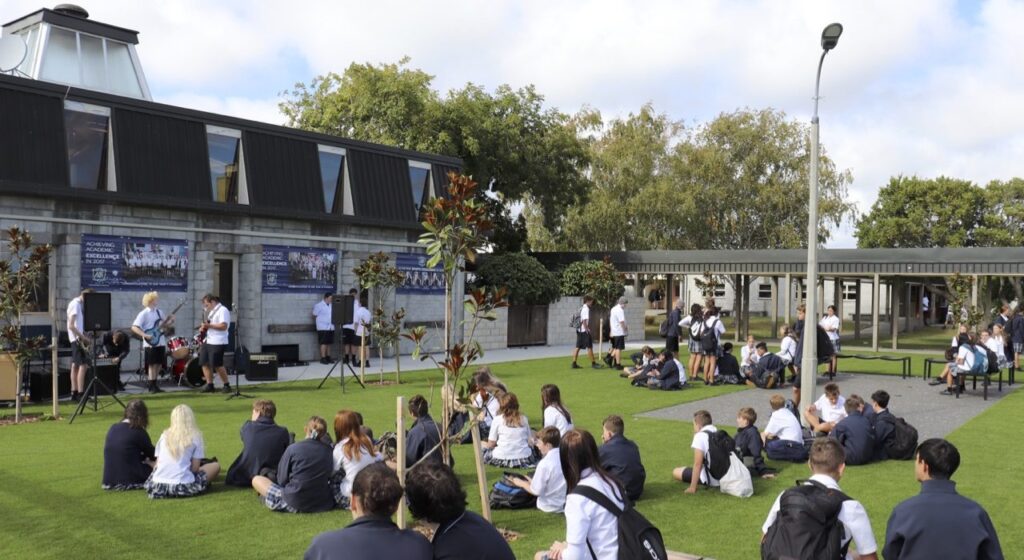 Kaiapoi High School（カイアポイ ハイスクール）の外にいる生徒
