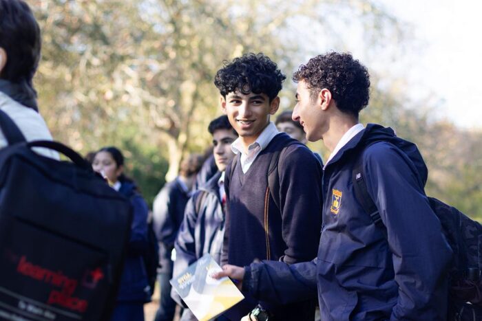 Riccarton High Schoolの会話する男子