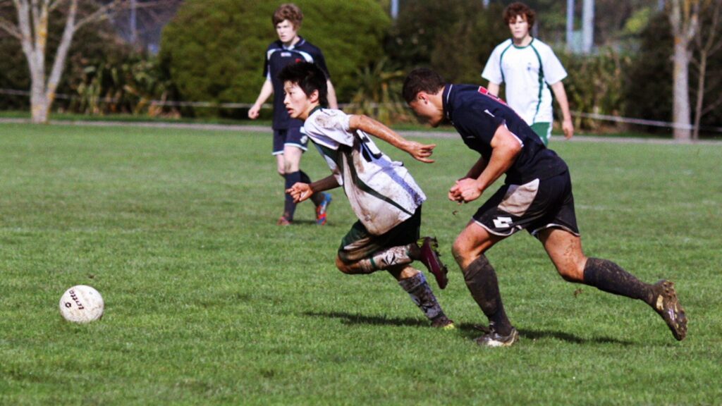 ラグビーをする少年