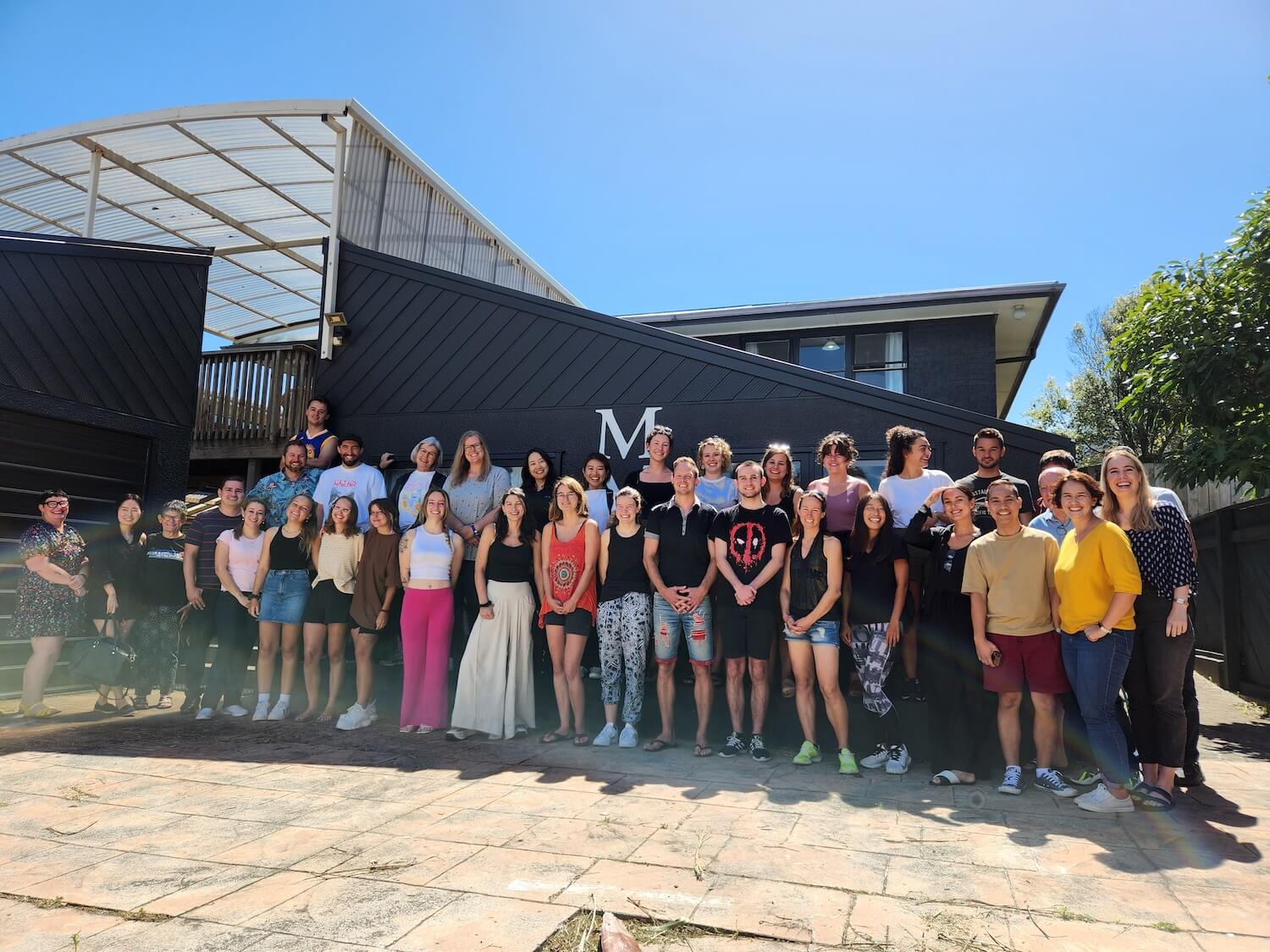 Mount Maunganui Language Centre 日差しが差し込む校舎全景