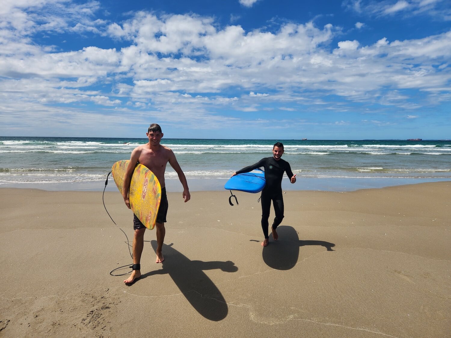 Mount Maunganui Language Centre サーフィンアクティビティを楽しむ生徒たち